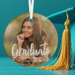 Adorno De Cristal Graduado de moda Foto Personalizado moderno 2023 G<br><div class="desc">El graduado está escrito con escritura blanca manuscrita sobre tu foto de retrato senior hace una moda,  moderna graduación conservando el adorno navideño. Personalizar este regalo con tu curso de secundaria o universitario 20232 bajo la tipografía audaz y agrega una linda fotografía de tu sénior.</div>