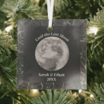 Adorno De Cristal Gris gótico Luna llena Oscuro<br><div class="desc">Disfrute del encantador diseño gótico Full Moon, con una fascinante luna llena que encarna el amor y el misterio eternos. La cita 'Hasta la última luna' captura bellamente la esencia de la devoción eterna. Este diseño puede ser personalizado, permitiéndole añadir nombres, año para crear una pieza verdaderamente única. Aprovecha la...</div>