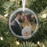Adorno De Cristal Guirnalda simple de trigo blanco Añadir foto Boda<br><div class="desc">Romántico ornamento de Navidad de vidrio redondo para celebrar su primera Navidad como pareja casada. Añada una foto de su boda dentro de una corona de trigo simplemente dibujada en blanco. Un marco verde bonito para tu foto boda.</div>