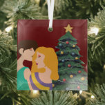 Adorno De Cristal Hermosa pareja lesbiana arte árbol de Navidad rojo<br><div class="desc">Hermoso adorno de Navidad lesbiana que presenta a una pareja gay romántica. Dos mujeres se abrazan en un abrazo amoroso frente a un árbol de Navidad festivo en un regalo de honor para sus amigos LGBT</div>