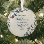 Adorno De Cristal Hermosas Navidades Florals Primera Navidad casada<br><div class="desc">Primera Navidad como el adorno navideño Mr & Mrs. personalizado con su apellido compartido con el año enmarcado por bonitos de Navidades flores en blanco,  rojo,  azul y verde.</div>
