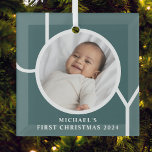 Adorno De Cristal La primera foto verde de Navidad del bebé personal<br><div class="desc">Este elegante ornamento de fotos navideñas del bebé está decorado con la palabra JOY en un fondo verde oscuro. Personalizable fácil con tu foto,  nombre y año.</div>