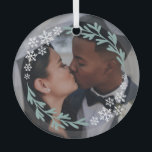 Adorno De Cristal Los copos de nieve y la vegetación rompen tu foto<br><div class="desc">Hermoso adorno navideño de cristal redondo para celebrar su primera Navidad como pareja casada. Añade una foto de tu boda dentro de una corona de copos de nieve y vegetación en verde plateado. Ornamento navideño de la pareja casada con invierno. Celebra tu primera Navidad como marido y mujer con este...</div>