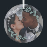 Adorno De Cristal Los copos de nieve y la vegetación rompen tu foto<br><div class="desc">Hermoso adorno navideño de cristal redondo para celebrar su primera Navidad como pareja casada. Añade una foto de tu boda dentro de una corona de copos de nieve y vegetación en verde plateado. Ornamento navideño de la pareja casada con invierno. Celebra tu primera Navidad como marido y mujer con este...</div>