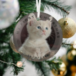Adorno De Cristal Mascota personalizado Mi primer vaso fotográfico d<br><div class="desc">Conmemorar a un mascotas de los primeros navidades con esta foto moderna y adorno de navidad. Texto con "Mi primera Navidad" y el nombre del mascota. Hace un maravilloso regalo de mantenimiento.</div>