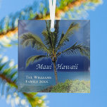 Adorno De Cristal Maui Hawaii Hermosa Casa de Playa del Personalizad<br><div class="desc">Hermosos blues detrás de una palmera verde en la fotografía de una isla tropical para personas que aman Maui,  Hawaii. Personalice esta casa de playa de bonito conservando el adorno navideño con su nombre y año familiar.</div>