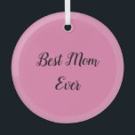 Adorno De Cristal Mejor mamá que nunca texto rosa<br><div class="desc">La "mejor mamá de todos los tiempos" elegantemente estampada en una fuente vibrante destaca en un suave fondo rosa,  ofreciendo un sincero tributo a las matriarcas más preciadas en un diseño que es audaz y afectuoso a la vez.</div>