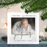 Adorno De Cristal Minimalistas abuelos de foto primeros Navidades Gr<br><div class="desc">Ayúdenles a celebrar la llegada de su primer nieto con este moderno adorno minimalista de conservas de fotos. El texto gris carbón dice "Nuestra primera Navidad como abuelos", con la palabra "abuelos" en el moderno guión de escritura a mano. Reemplace fácilmente la imagen de ejemplo con su foto favorita del...</div>