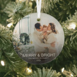 Adorno De Cristal Moderna foto familiar con estilo merry y brillante<br><div class="desc">Un lugar para crear su propio y simple y a la vez elegante adorno de vidrio de la familia de la tipografía. un recuerdo perfecto para su recuerdo de los saludos de Navidad para mantener el momento capturado para siempre. Este único y único adorno de moda tiene una elegante tipografía...</div>