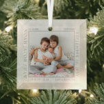 Adorno De Cristal Nacimiento del bebé Estadísticas del marco fotográ<br><div class="desc">Estadísticas de bebé adornadas con delicados copos de nieve blancos en un fondo gris plateado. La plantilla de la foto está lista para que añada la foto de su bebé, que está enmarcada con las estadísticas de su recién nacido. Si tiene algún problema con la colocación, intente recortar la imagen...</div>
