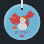 Adorno De Cristal Navidades Bandera china Snowman<br><div class="desc">Añada un toque clásico,  aunque personal,  a su decoración de vacaciones con este llamativo ornamento de cristal de la bandera china y el Navidad.</div>