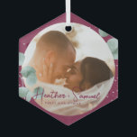 Adorno De Cristal Navidades Boda Keepsake Elegant Guión Borgoña<br><div class="desc">Crea tu propio aguijón de boda burdeos rojo marsala oscuro con este elegante ornamento de cristal verde y fotografía casada. Este moderno diseño de color verde salado de moda presenta ramas de eucalipto y ilustraciones acuáticos. Añade dos fotos personalizados delante y atrás, nombres recién casados y un texto personalizado. Muestra...</div>