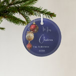 Adorno De Cristal Navidades de baubles de oro rojo azul<br><div class="desc">Un fondo de color azul marino desigual. Decorada con azulejos rojos y dorados. Personaliza y agrega tu nombre,  año. Texto: Feliz Navidad</div>