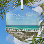 Adorno De Cristal Navidades de Destin Florida Beach Trip Ocean Keeps<br><div class="desc">Este hermoso ornamento navideño de vacaciones en la playa de Destin Florida presenta las aguas verdes del océano azul bonito de Sandestin a lo largo de la costa. sombrillas de color azul y verde azulado bonito bordean la orilla del mar en verano, frente al césped marino. Adorable guión cursivo blanco...</div>