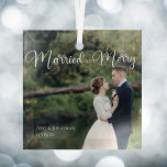 Adorno De Cristal Navidades de fotografía casados y con una boda ele<br><div class="desc">Magnífica caligrafía blanca leyendo Casado y Feliz sobre tu fotografía boda completa para un hermoso adorno navideño recién casado Este regalo de vacaciones de pareja recién casada presenta un gran guión cursivo en la parte superior.</div>