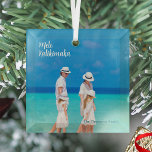 Adorno De Cristal Navidades de Mele Kalikimaka Beach Photo Island<br><div class="desc">Un bello adorno navideño en la playa con una foto familiar de sus vacaciones en la isla tropical y Mele Kalikimaka escrito con escritura blanca para un regalo hawaiano de vacaciones. Personaliza con tu nombre para un viaje de verano.</div>