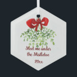 Adorno De Cristal Navidades De Mistletoe Cita Romántica Divertida<br><div class="desc">Reunión divertida romántica con Navidades de citas de Mistletoe</div>