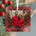 Adorno De Cristal Navidades festivos Familia Foto Red Plaid Tartán<br><div class="desc">Un clásico tartán de manta roja detrás de tu fotografía familiar de vacaciones para un adorno navideño festivo y tradicional. Un regalo para Navidades de fotografía simple y hermoso.</div>