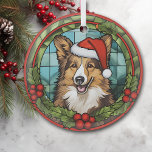 Adorno De Cristal Navidades Holly Santa Hat Shetland Sheepdog<br><div class="desc">Aquí hay un adorno de cristal de bonito con una temática de vidrio manchado, con un perro pastelero de Shetland marrón y blanco. El perro lleva puesto un sombrero rojo de Santa, de fondo azul. La imagen está enmarcada en un bonito verde y boreal rojo. Esto hace que sea un...</div>