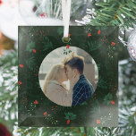 Adorno De Cristal Navidades Mistletoe Cute Personalizado Couple Kiss<br><div class="desc">Este romántico adorno navideño muestra su foto personalizada de las vacaciones con un mistletoe festivo y un arco rojo colgando sobre la fotografía de su pareja de personalizados besando. Añada su propia foto recién casada o de compromiso en el centro de este hermoso patrón de vacaciones botánicas verdes. Personalizar este...</div>