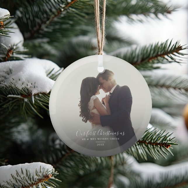 Adorno De Cristal Nuestra primera fiesta navideña: Boda casado. (First Christmas as Mr and Mrs Photo Glass Ornament)