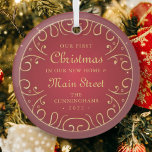 Adorno De Cristal Nuestra primera Navidad en nuestro nuevo hogar Fau<br><div class="desc">Primera Navidad en la calle<add name="" of="" your="" street="">en una tipografía clásica y simple de escritura serif y cursiva sobre un fondo rojo con curvas falsas de oro ornamentadas.</add></div>