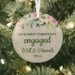 Adorno De Cristal Nuestra primera pareja de navidad comprometida<br><div class="desc">Nuestro primer ornamento de Navidad comprometido, Navidades de nuevos apellidos personalizados, cambio de hogar cálido regalo para ellos, mantener a las parejas de amigos presentes de amigos, árbol de navidad del primer aniversario personalizado, novia del novio romántico mudarse, vivir juntos en el segundo tercer lugar, casa de personalizado del tercer...</div>