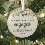 Adorno De Cristal Nuestra primera pareja de navidad comprometida<br><div class="desc">Nuestro primer ornamento de Navidad comprometido, Navidades de nuevos apellidos personalizados, cambio de hogar cálido regalo para ellos, mantener a las parejas de amigos presentes de amigos, árbol de navidad del primer aniversario personalizado, novia romántica se muda, vivir juntos en el segundo tercer lugar, casa de personalizado en tercer año,...</div>