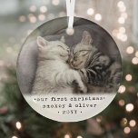 Adorno De Cristal Nuestros primeros gatos de Navidad 2 o cualquier f<br><div class="desc">Celebra las simples alegrías de tus nuevos miembros peludos de la familia con un adorno de vidrio redondo de foto personalizado. La imagen gatita y todo el texto de esta plantilla son fáciles de personalizar. Si se prefiere, cambie "Nuestra primera Navidad" por cualquier texto o cree un adorno conmemorativo. Se...</div>