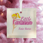 Adorno De Cristal Pequeño Chica Gimnasio Personalizado<br><div class="desc">Un regalo de gimnasia rosa bonito para tu linda gimnasta rubia para Navidades. Personalice este regalo con el nombre de su hijo. Me encanta mi gimnasta de lilo.</div>