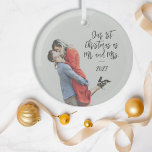 Adorno De Cristal Personalizado First Christmas Mr and Mrs Photo Ove<br><div class="desc">Celebra tu primera Navidad como Sr. y Sra. con este adorno de vidrio bellamente personalizado. Con un superpuesto especial de fotos y un texto de escritura elegante, este adorno capta la alegría de tu primera temporada de vacaciones juntos como pareja casada. Personalizar con tus nombres y el año para crear...</div>
