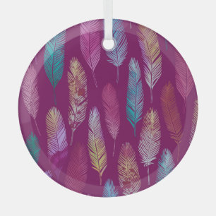 Adorno De Cristal Plumas coloridas: patrón de fondo morado.