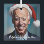 Adorno De Cristal Presidente Joe Biden y Santa Hat<br><div class="desc">Este diseño presenta una caricatura de Joe Biden usando un sombrero de Santa sobre un fondo azul.</div>
