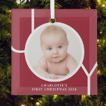 Adorno De Cristal Primer Personalizado de Navidad del bebé, foto de<br><div class="desc">Este elegante adorno de foto de primera Navidad de bebé de keepsake está decorado con la palabra JOY en tipografía blanca sobre un fondo rojo. Personalizable fácil con tu foto,  nombre y año.</div>
