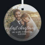 Adorno De Cristal Primera boda navideña de escritura MARRIED<br><div class="desc">Celebra tu primera Navidad como pareja casada con este adorno de festividad fotográfica personalizado. Personalízalo con tu foto boda, fecha y con tus nombres favoritos para crear un querido aguijón para tu árbol. Este adorno es una hermosa manera de conmemorar su hito especial y será un recuerdo atesorado para los...</div>