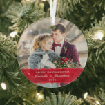 Adorno De Cristal Primera foto de escritura blanca casada de Navidad<br><div class="desc">Para tu primera Navidad casada,  este elegante y romántico ornamento de fotos personalizado de vacaciones muestra tu foto con una franja roja para el guión de tipografía blanca que dice "nuestro primer matrimonio de Navidad" con tus nombres y fecha para personalizar. Diseñado por ©Susan Coffey.</div>