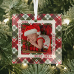 Adorno De Cristal Primera foto para Navidad del bebé<br><div class="desc">Tu foto favorita se muestra en un adorno de vidrio cuadrado con fondo de manto rojo,  verde y blanco. ¡Personalizado y sube tu propia imagen para crear adornos de árbol de Navidad para ti mismo o como regalo a la familia,  amigos,  padres y abuelos! MÁS DISEÑOS en nuestra tienda.</div>