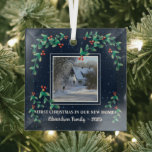 Adorno De Cristal Primera Navidad en nuestro nuevo nombre de familia<br><div class="desc">La primera Navidad en nuestro nuevo ornamento de fotos de casa. Añade tu propia foto de tu nuevo hogar,  añade tus nombres,  texto y año y crea un adorno navideño muy personal y único.</div>