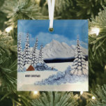 Adorno De Cristal Snowley Winter Square<br><div class="desc">Un adorno vacacional con una hermosa escena de invierno que incluye montañas cubiertas de nieve,  verduras y cabaña rústica. Las imágenes y el texto se pueden personalizar,  reemplazar o eliminar. Obra de arte original de W.B.</div>