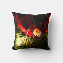 Adorno de pájaro rojo en cojín de la almohada del 