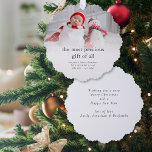 Adorno De Papel Bebé 1 Navidades Nacimiento Estadísticas Foto Supe<br><div class="desc">Bebé 1.ᵉʳ Navidades Nacimiento Estadísticas Fotográficas Superposición. Este práctico "todo en uno" tiene tu anuncio de nacimiento y los deseos de los Navidades junto con una foto de tu nueva llegada con el regalo más preciado de todos y las estadísticas de nacimiento en el frente y tu saludo y nombres...</div>
