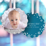 Adorno De Papel Bebé primero Hanukkah Foto Snowflakes Padres nuevo<br><div class="desc">"Mi primer Hanukkah". Una divertida imagen de las estrellas blancas de David, copos de nieve y tipografía manuscrita con nombre y año personalizados, superponiendo la foto de tu elección, te ayuda a iniciar Hanukkah y Año Nuevo. En la parte trasera, las estrellas blancas adicionales de David, copos de nieve y...</div>
