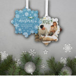 Adorno De Papel Blue White Holly Snowflakes Fotos navideñas<br><div class="desc">Hermoso copo de nieve con forma de tarjeta Feliz Navidad y adorno en uno impreso con tu foto,  copos de nieve blancos y bonitos,  bayas blancas con hojas verdes,  tu nombre y el año.</div>