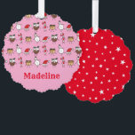 Adorno De Papel Caracteres de Navidades personalizados<br><div class="desc">Esta tarjeta de Navidades personalizada incluye la "tripulación de Navidad". Un grupo de lindos personajes de Navidades pequeños que adoran divertirse y hacer travesuras a los Navidades. El equipo incluye a Snowman,  Star,  Mince Pie,  Present y Santa Hat.</div>
