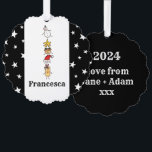Adorno De Papel Caracteres de Navidades personalizados<br><div class="desc">Esta tarjeta de Navidades personalizada incluye la "tripulación de Navidad". Un grupo de lindos personajes de Navidades pequeños que adoran divertirse y hacer travesuras a los Navidades. El equipo incluye a Snowman,  Star,  Mince Pie,  Present y Santa Hat.</div>