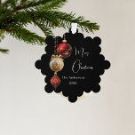 Adorno De Papel Decoración de Navidades de baubles de oro rojo neg<br><div class="desc">Un fondo moderno de color negro. Decorada con baudias rojas y doradas,  con un poco de vegetación y un cono de pino. Personaliza y agrega tu nombre,  año. Texto: Feliz Navidad</div>