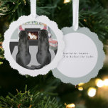 Adorno De Papel Dos Navidades recuperadores de labrador negro<br><div class="desc">Una Tarjeta de Ornamento Festividad para Navidades con hermosos perros labradores negros se sentó frente a una chimenea temática de vacaciones. Perros de recuperación de Labrador Tarjetas de decoración de vacaciones,  una maravillosa alternativa única a una tarjeta tradicional de Ricaso - agregar tu propio texto</div>