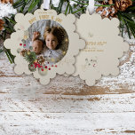 Adorno De Papel Esperanza, paz, alegría, oro rojo Holly foto Keeps<br><div class="desc">Brillantes Navidades rojos holly y verde corona de flores con luces de oro festivas rodean tu foto favorita,  la tarjeta perfecta para enviar a familia y amigos Hope,  Peace and Joy para esta maravillosa temporada navideña</div>