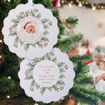 Adorno De Papel Feliz Navidad a los nuevos abuelos Foto Año<br><div class="desc">Feliz Navidad de Año Fotográfico de los Nuevos Abuelos. Un adorno todo en uno y una tarjeta para que los nuevos abuelos envíen con una foto de su preciado nieto en el Centro dentro de una máscara circular dentro de un marco circular de vegetación y bayas de invierno. Personaliza fácilmente...</div>