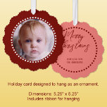 Adorno De Papel Feliz Navidad agregar foto familia nombre rojo<br><div class="desc">Personalice esta tarjeta de ornamento de 'Feliz Navidad' con una foto en la parte delantera y su apellido en la parte posterior. Viene con una cinta para colgar,  haciéndolos fáciles de mostrar y disfrutar. Rojo y blanco.</div>